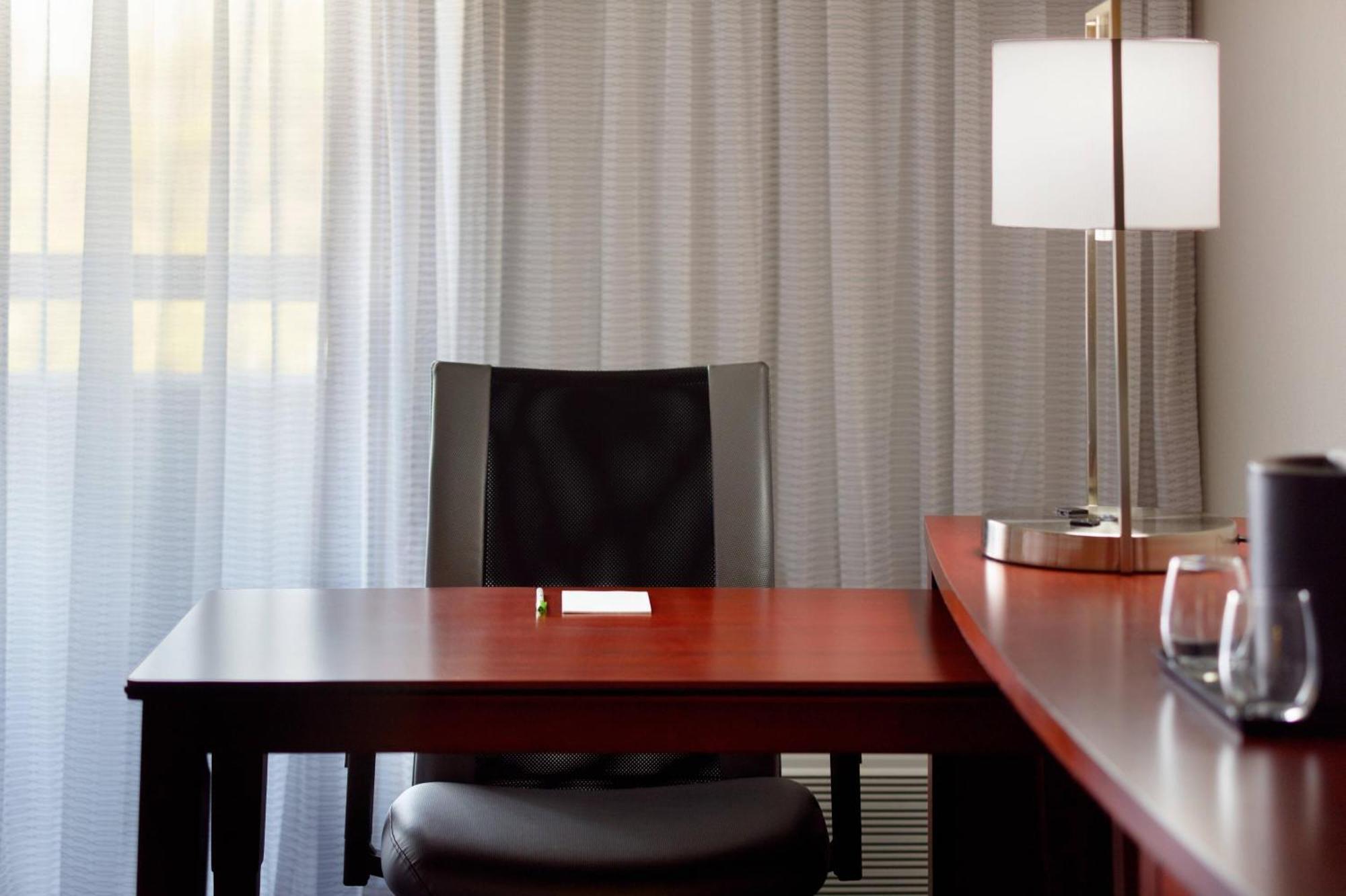 Courtyard By Marriott Greensboro Exterior photo